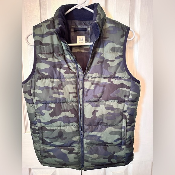 Gap Boys 💙 Camo puffer vest.  Size Large. Gently Used, EOC - Picture 2 of 5
